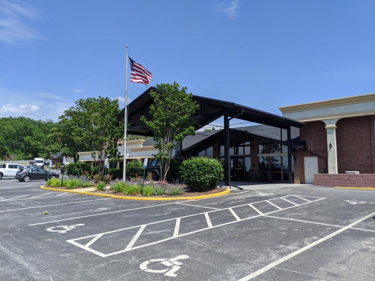 Clarion Inn Harpers Ferry-Charles Town Экстерьер фото