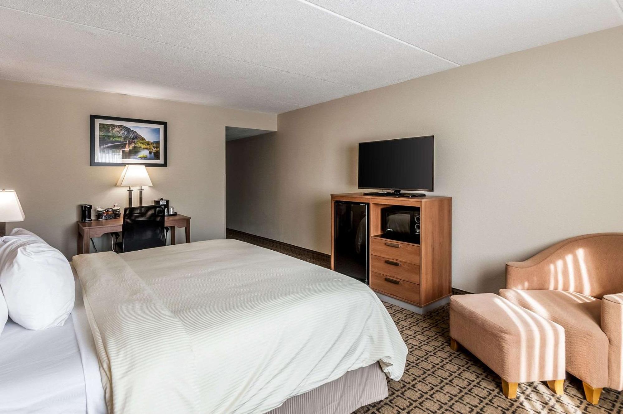 Clarion Inn Harpers Ferry-Charles Town Экстерьер фото
